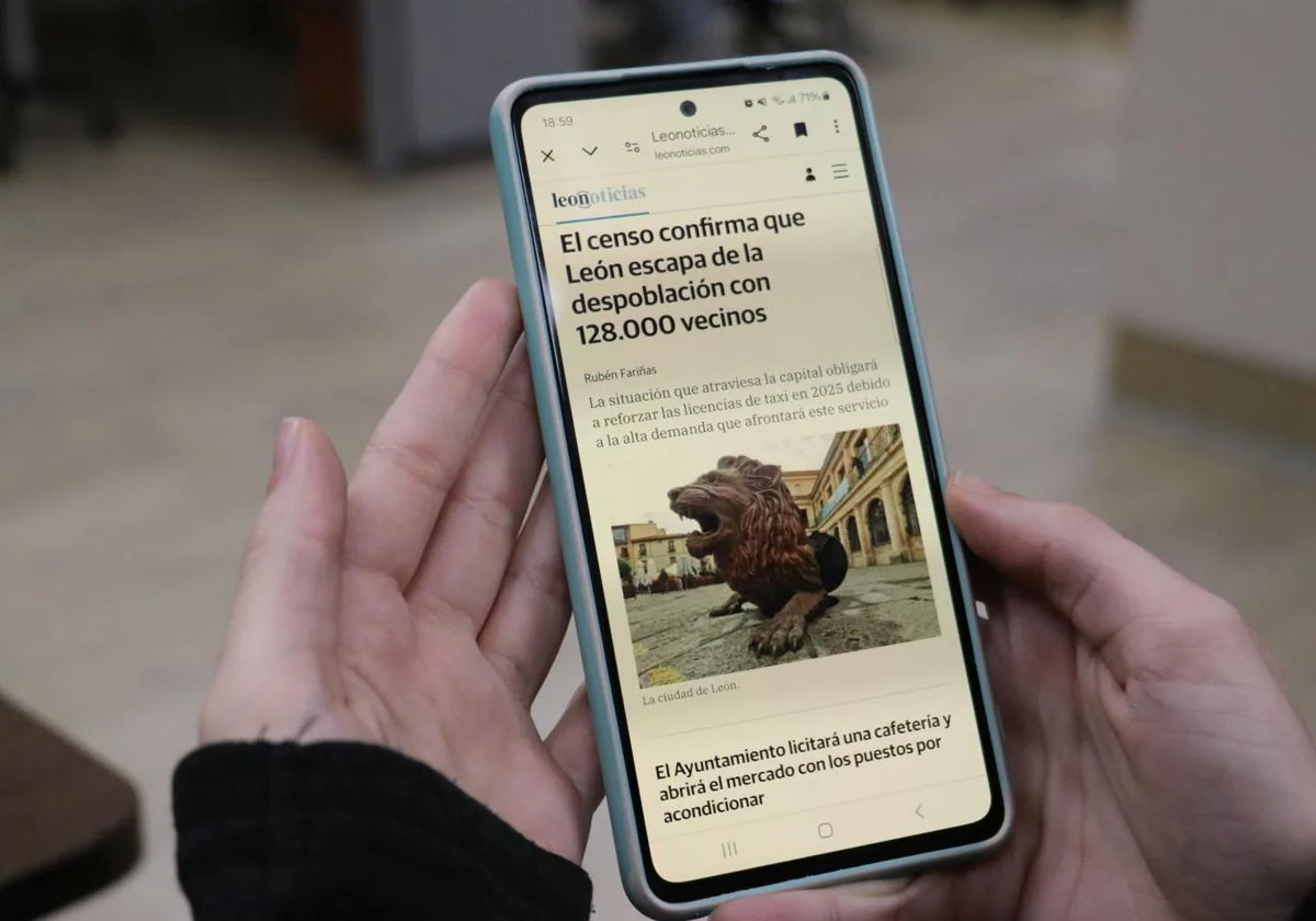 Un usuario consulta la web de leonoticias en su móvil.