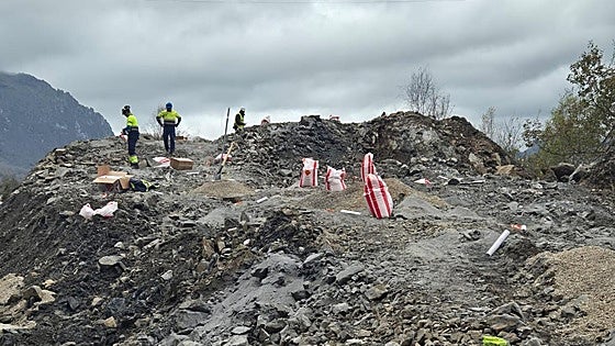 Primera voladura en el argayo de la AP-66 con 775 kilos de explosivos para abrir el bypass