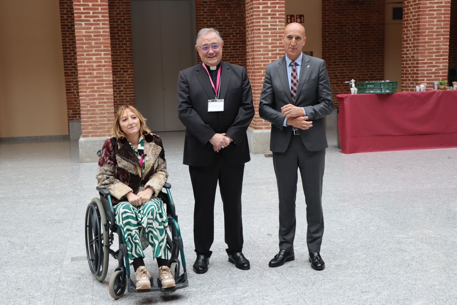 María Eugenia Laso Barrientos, presidenta de la Hospitalidad de León junto al Alcalde de León, Jose Antonio Diez y el obispo de la diócesis de León, Luis Ángel de las Heras Berza.