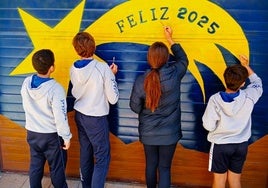 Mural pintado en la puerta de un garaje en la calle Álvaro López Núñez de León.