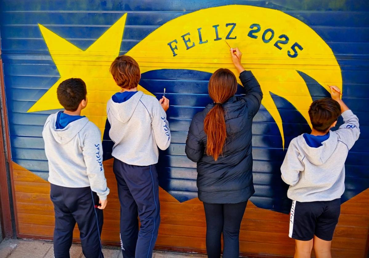 Mural pintado en la puerta de un garaje en la calle Álvaro López Núñez de León.