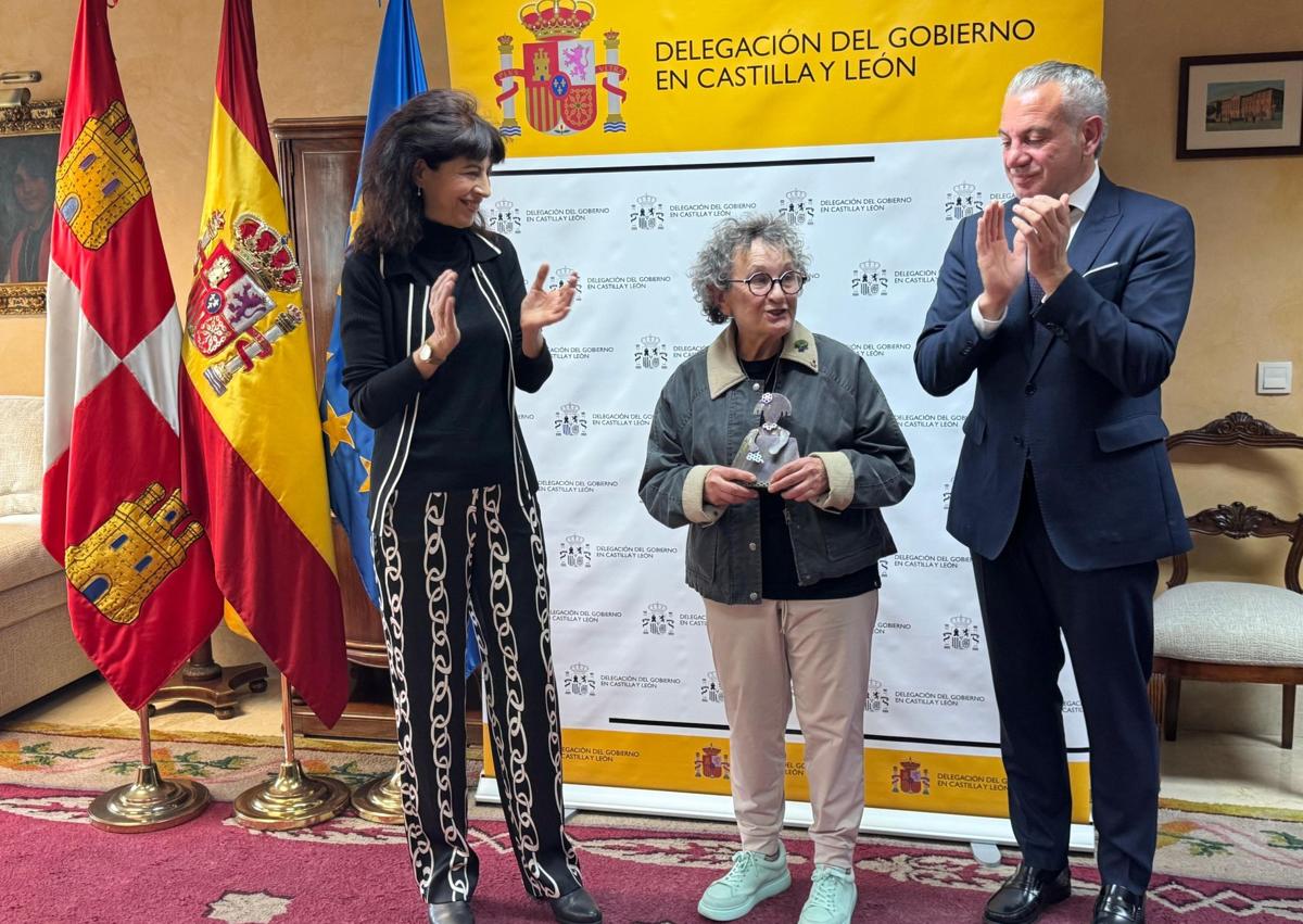 Imagen secundaria 1 - María García Álvarez, fundación Familia Monoparentales Isadora Duncan y María Encina Gutiérrez, recogiendo el premio Meninas 2024. 