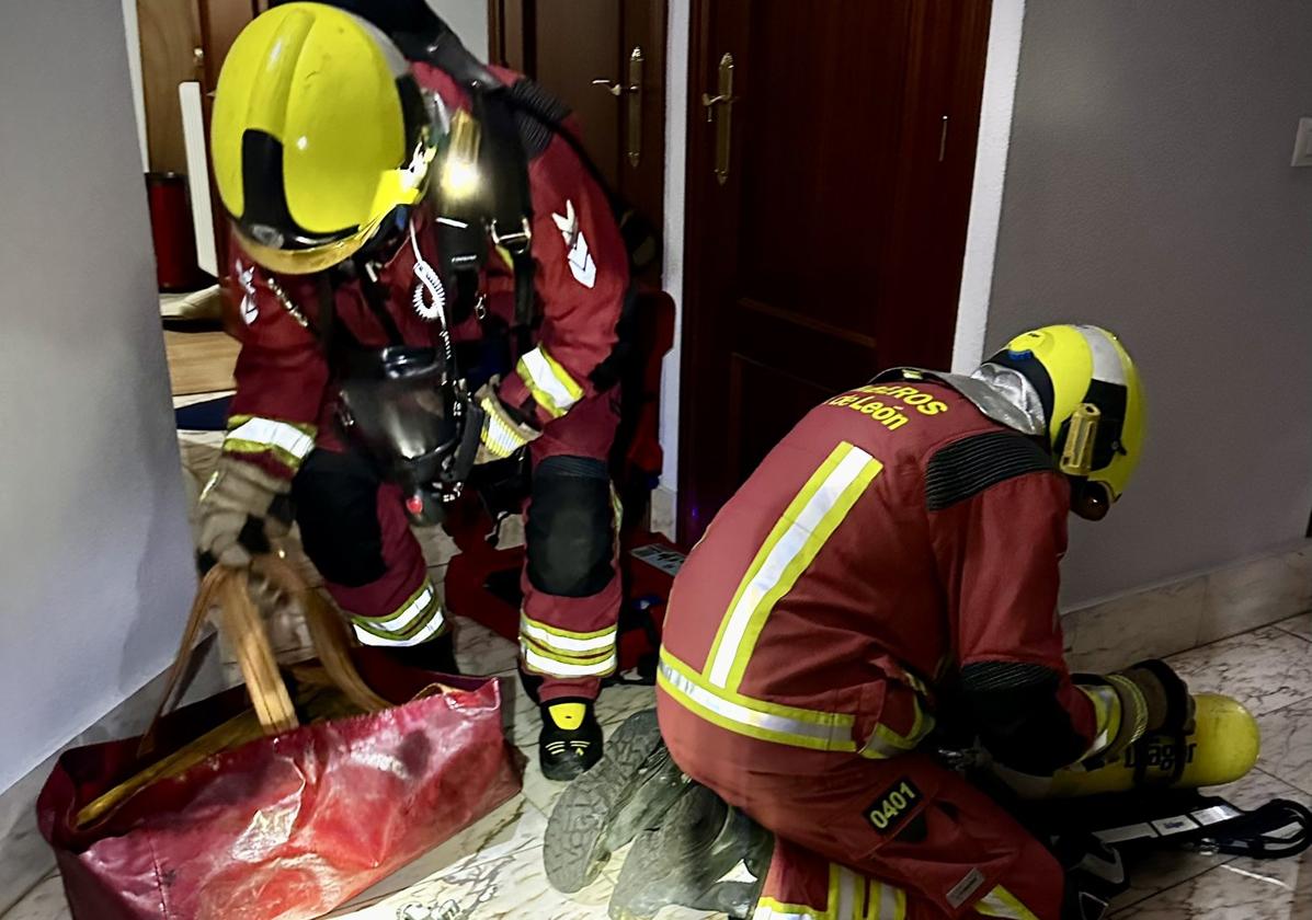 Intervención de los bomberos en la calle Daoiz y Velarde.