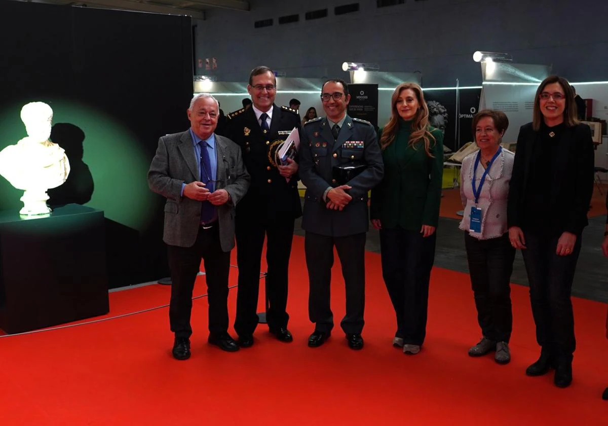 El consejero de Cultura, Turismo y Deporte, Gonzalo Santonja, presenta la restauración del busto romano togado sustraído de la iglesia de Quintana del Marco.