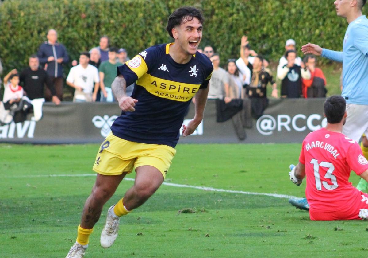 Antón Escobar celebra el primero de sus goles.