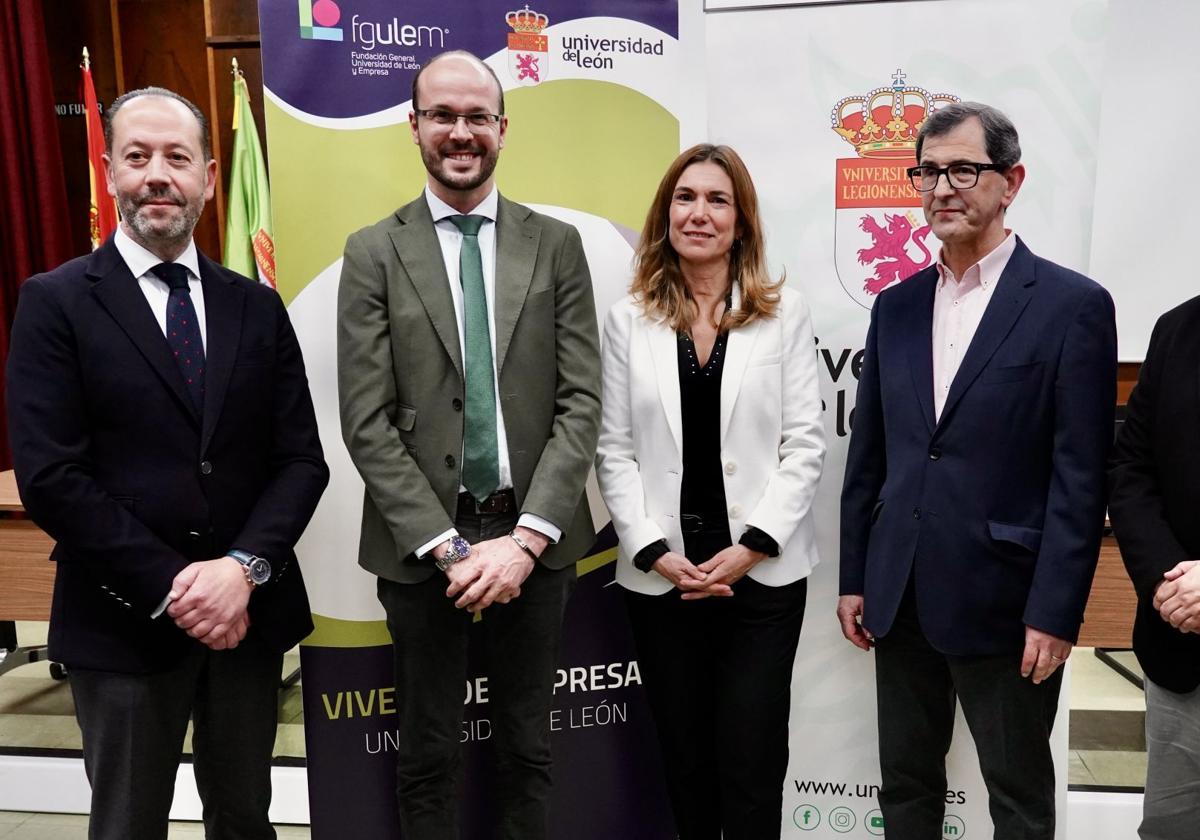 La vicerrectora de Emprendimiento, Empleabilidad y Formación permanente de la ULE, María José Vieira, y el director del proyecto, Daniel Alonso (2I), presentan el Informe GEM (Global Entrepreneurship Monitor) de Castilla y León 2023-2024. Junto a ellos, el director territorial del Instituto para la Competitividad Empresarial de Castilla y León, José Manuel Frade (2D) y el director territorial de Mapfre en León, David Rey (I).