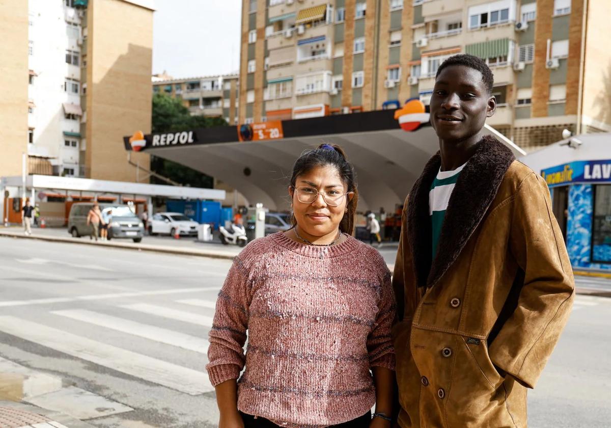 Un día después, Mansour y Cristina se reencuentran frente a la gasolinera en la que el joven la rescató en brazos de la inundación.