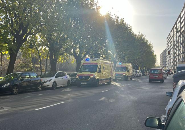 Dos ambulancias de soporte vital básico en la zona donde tuvo lugar el accidente.