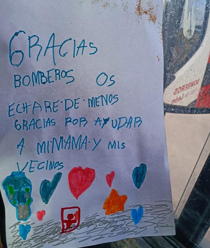 Imagen secundaria 2 - Imágenes de los gestos de cariño a los Bomberos de León.