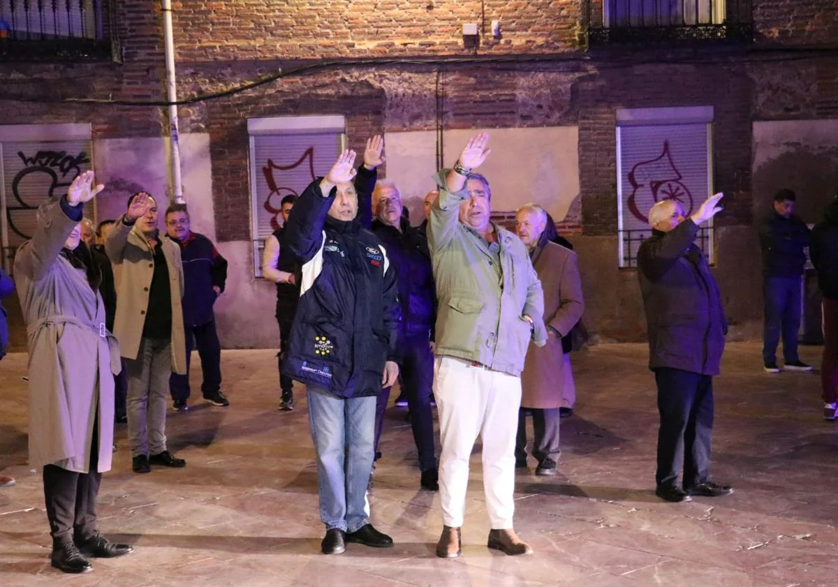 Imagen principal - Protesta contra la misa por Franco en León: del Cara al Sol a «quemar la iglesia como en el 36»