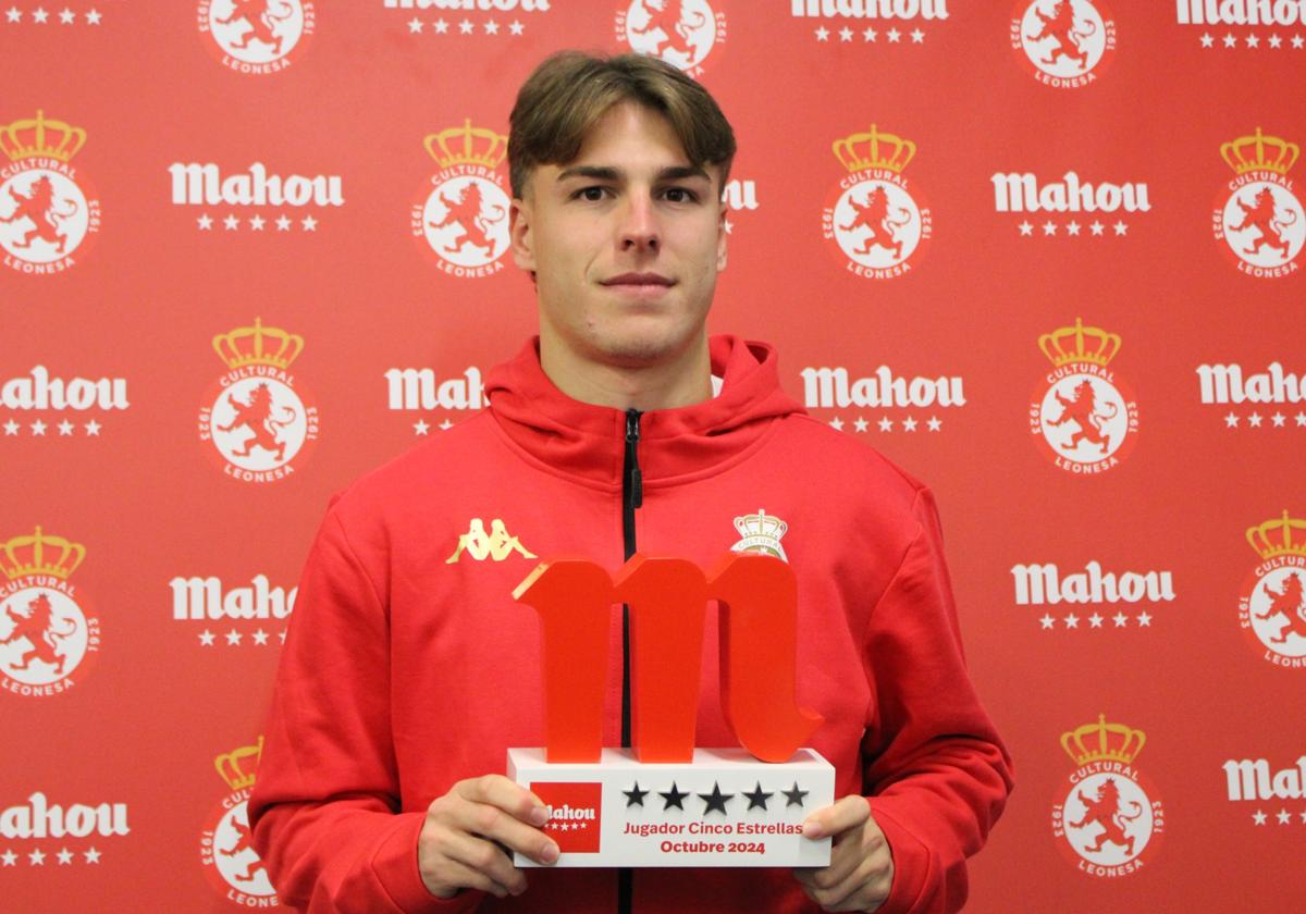 Álvaro Martínez posa con su premio 'Jugador Cinco Estrellas' del mes de octubre.