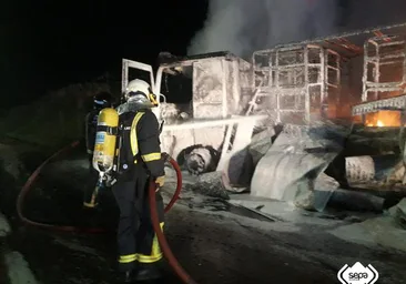 Un camión de reparto queda totalmente calcinado cuando circulaba por Pajares