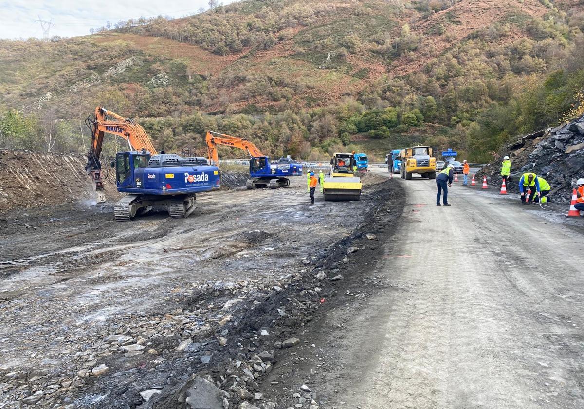 Trabajos en la zona afectada por un argayo en la AP-66