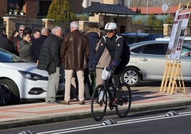 Un ciclista en el carril bici inaugurado.