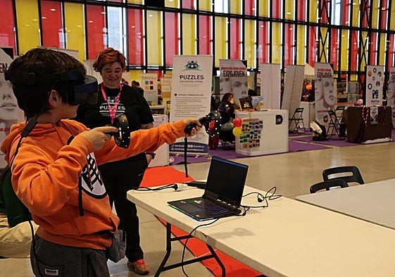 Una de las actividades que se realizan en Expojoven con gafas de realidad virtual.
