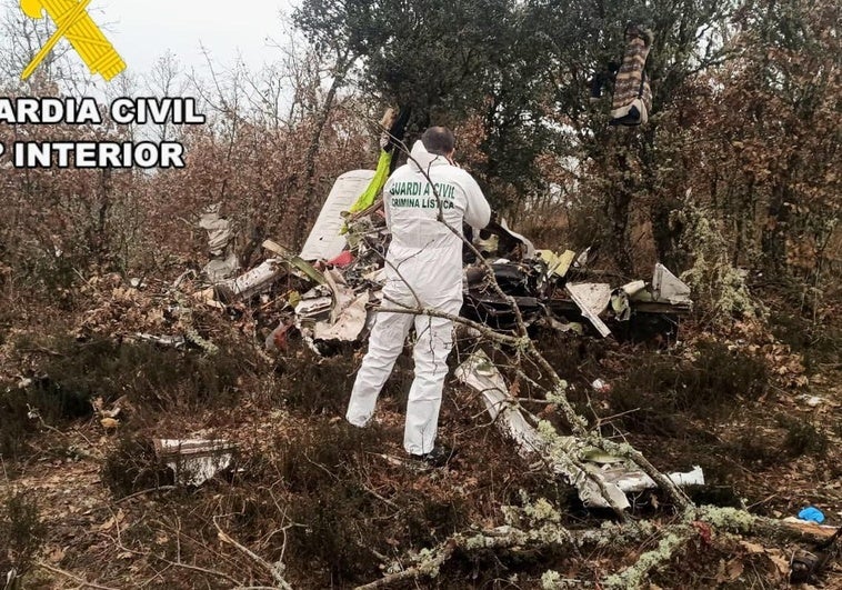 El equipo de criminalística de la Guardia Civil junto a lso restos de la avioneta siniestrada.