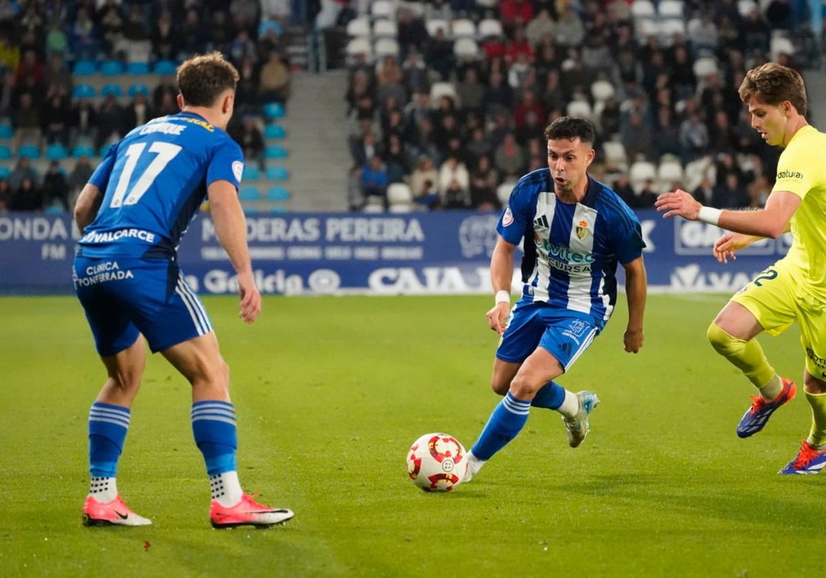 Acción del partido de la Deportiva ante el Amorebieta en El Toralín.