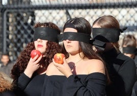 Alumnas de la Escuela de Arte durante la performance.