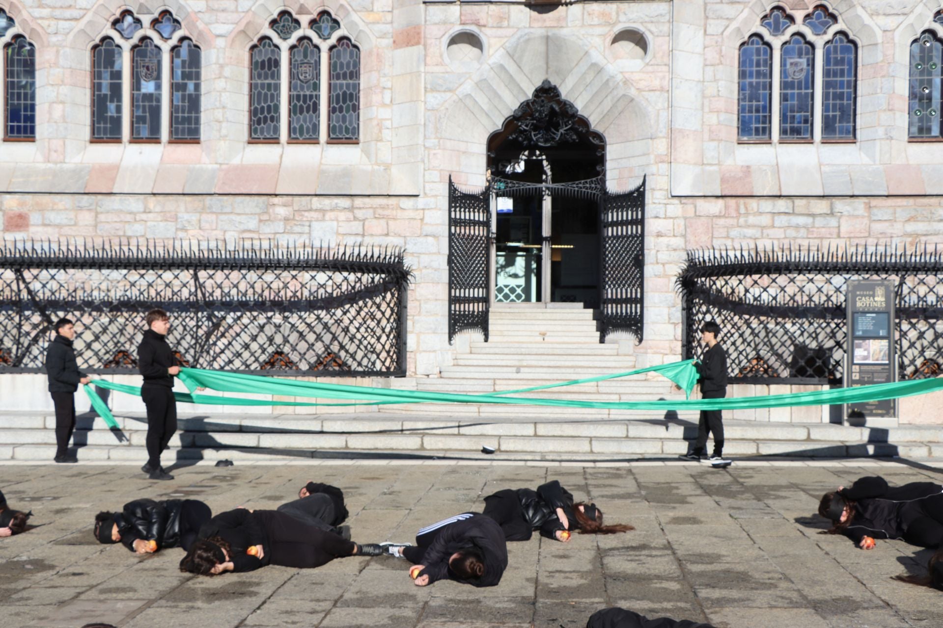 Performance por el 25N de la Escuela de Arte de León