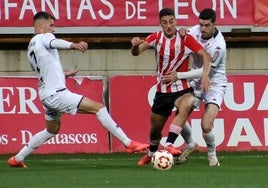 Calderón y Barri, que acabaría expulsado, en un lance del partido.