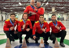 Edu de Paz, a la izquierda, con la medalla de bronce.