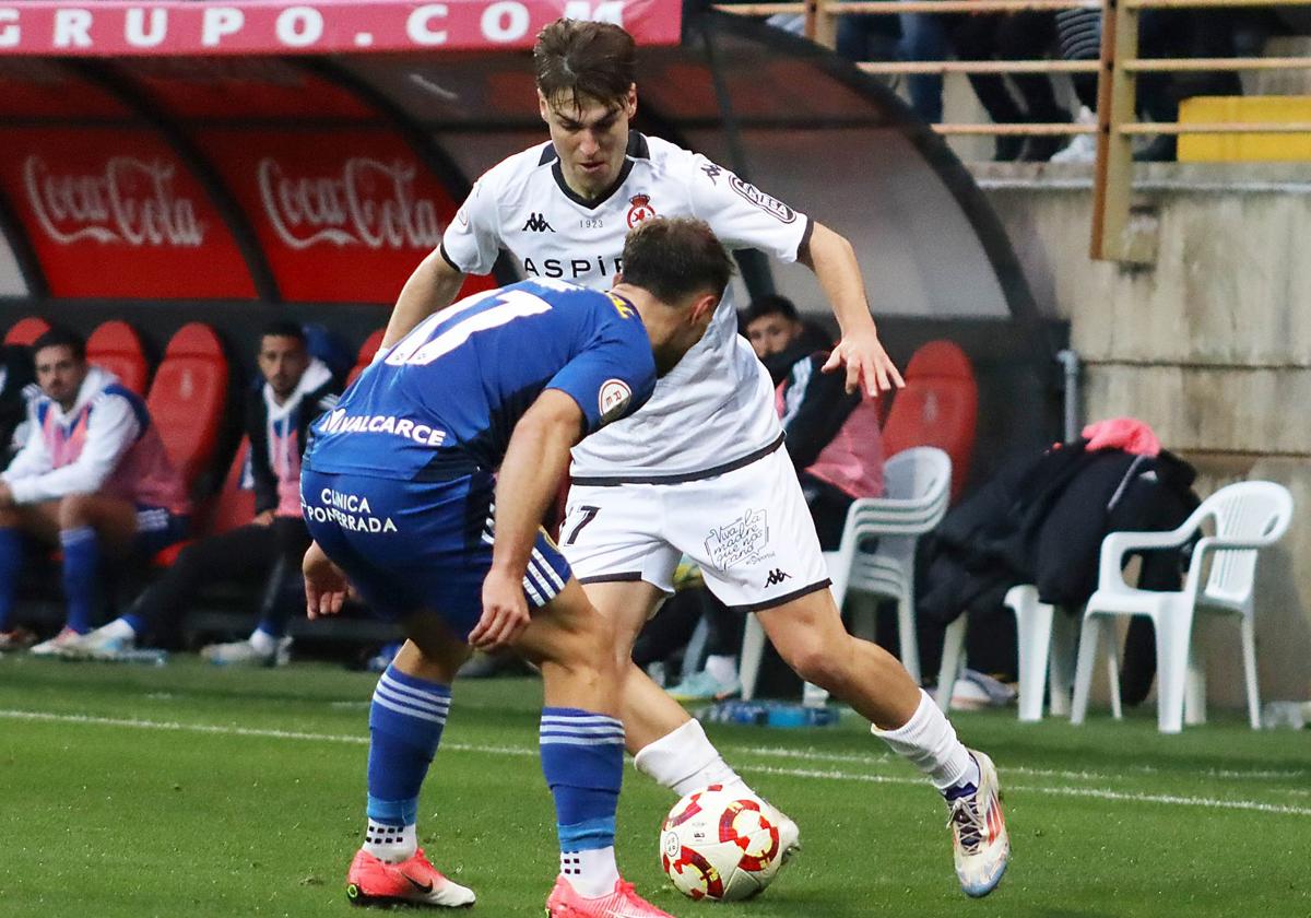 Álvaro encara al blanquiazul Carrique en el último derbi entre Cultural y Ponferradina.