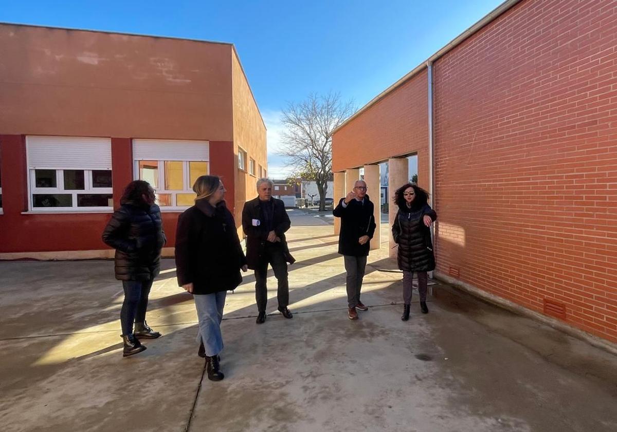 Imagen principal - Las obras seguirán paralizadas en el colegio de Cembranos hasta que se adjudiquen a una nueva empresa