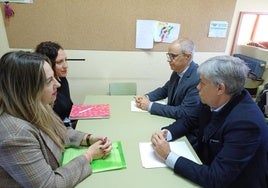 El delegado, Eduardo Diego acompañado por el director provincial de Educación, Alberto Natal con el AMPA.