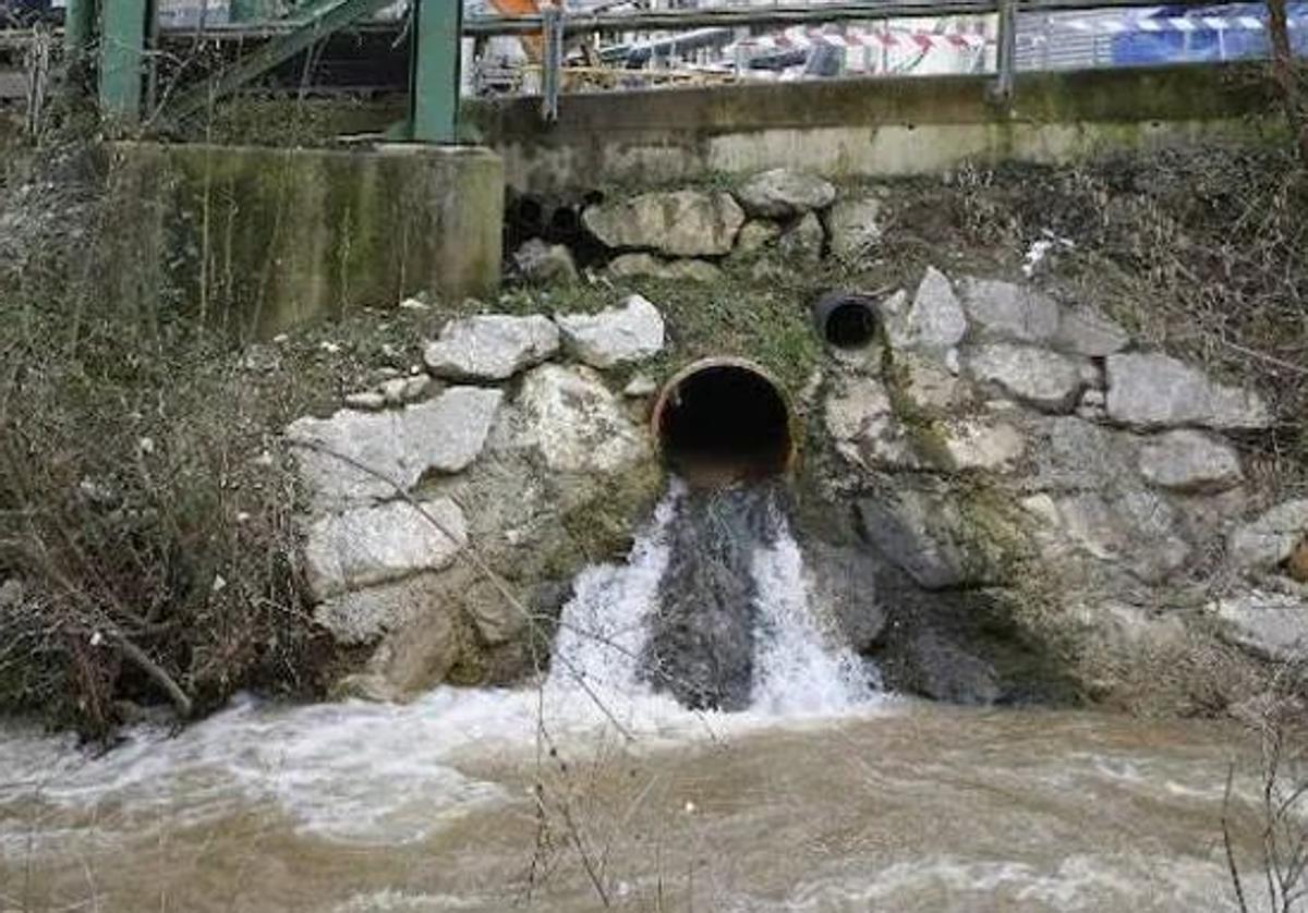 Tubería que desagua las filtraciones de la variante a un ritmo de 280 litros por segundo.