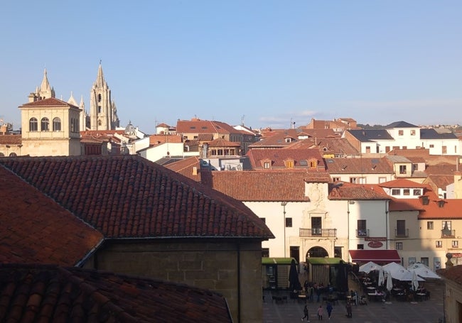 Vista de la Catedral, Bodega Regia y Torreón de los Guzmanes desde La Casa Roldán. 2023.