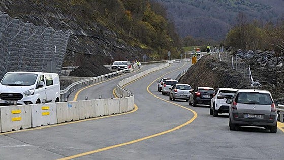La autopista entre León y Asturias reabre a 40 kilómetros por hora