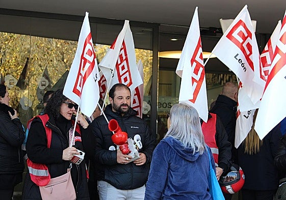 Manifestación en la estación de autobuses de León.