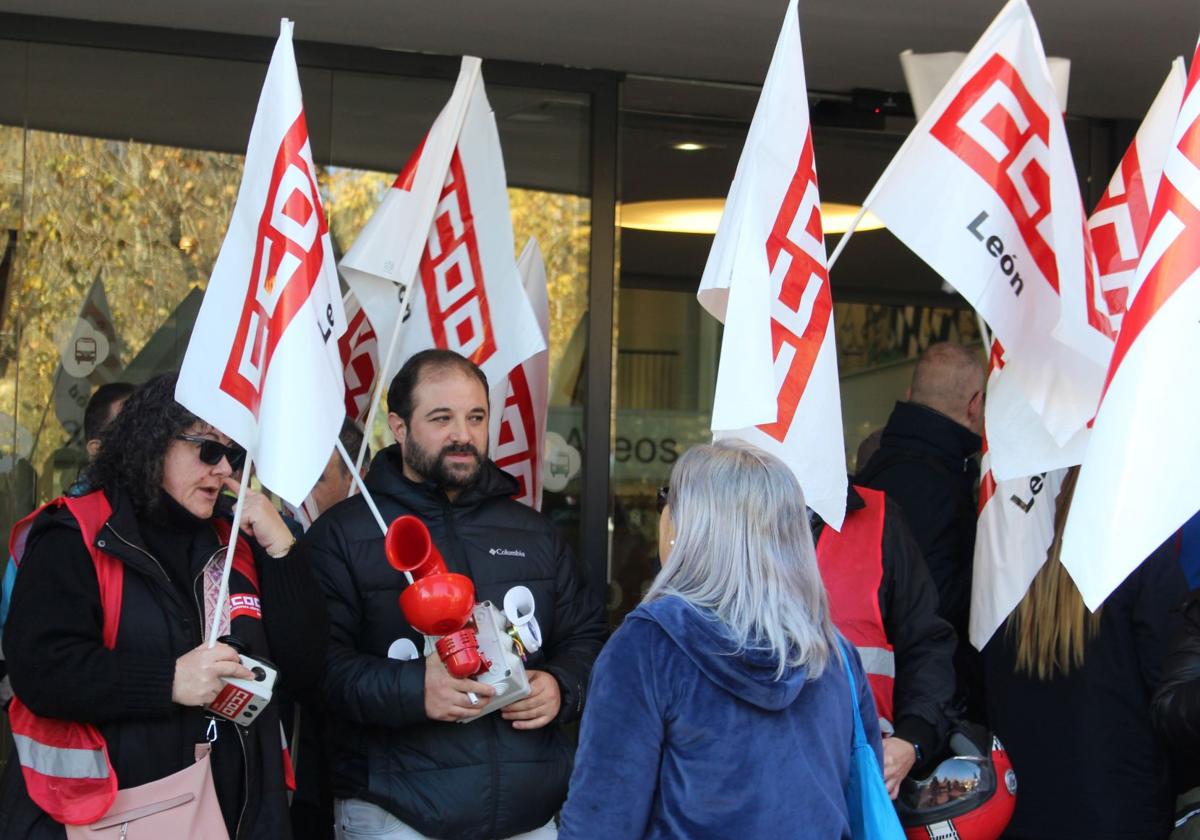 Manifestación en la estación de autobuses de León.