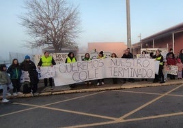 Pancarta en la manifestación en el colegio de Cembranos.