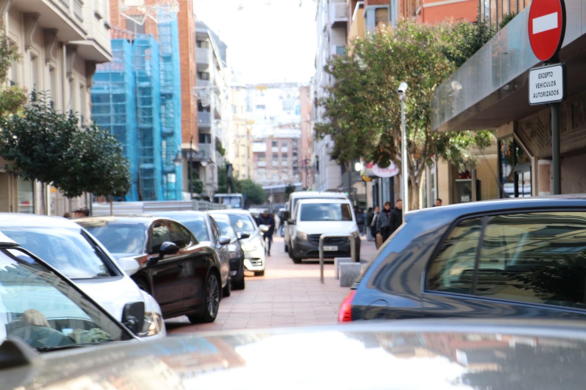 Atascos en el centro de León por el encendido de las luces navideñas