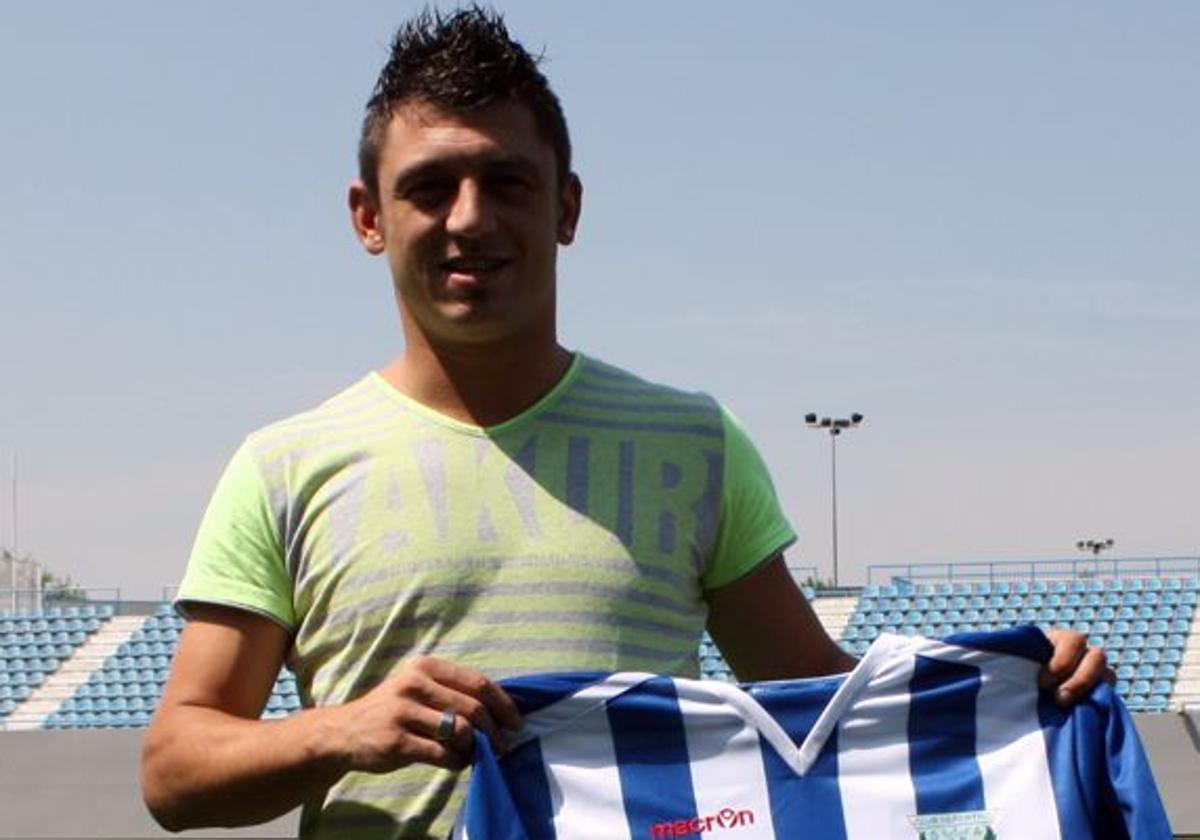 El jugador posa con una camiseta del Leganés.