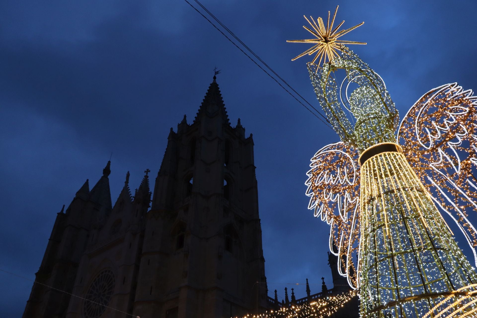 Ángeles luminosos en la paza de Regla.