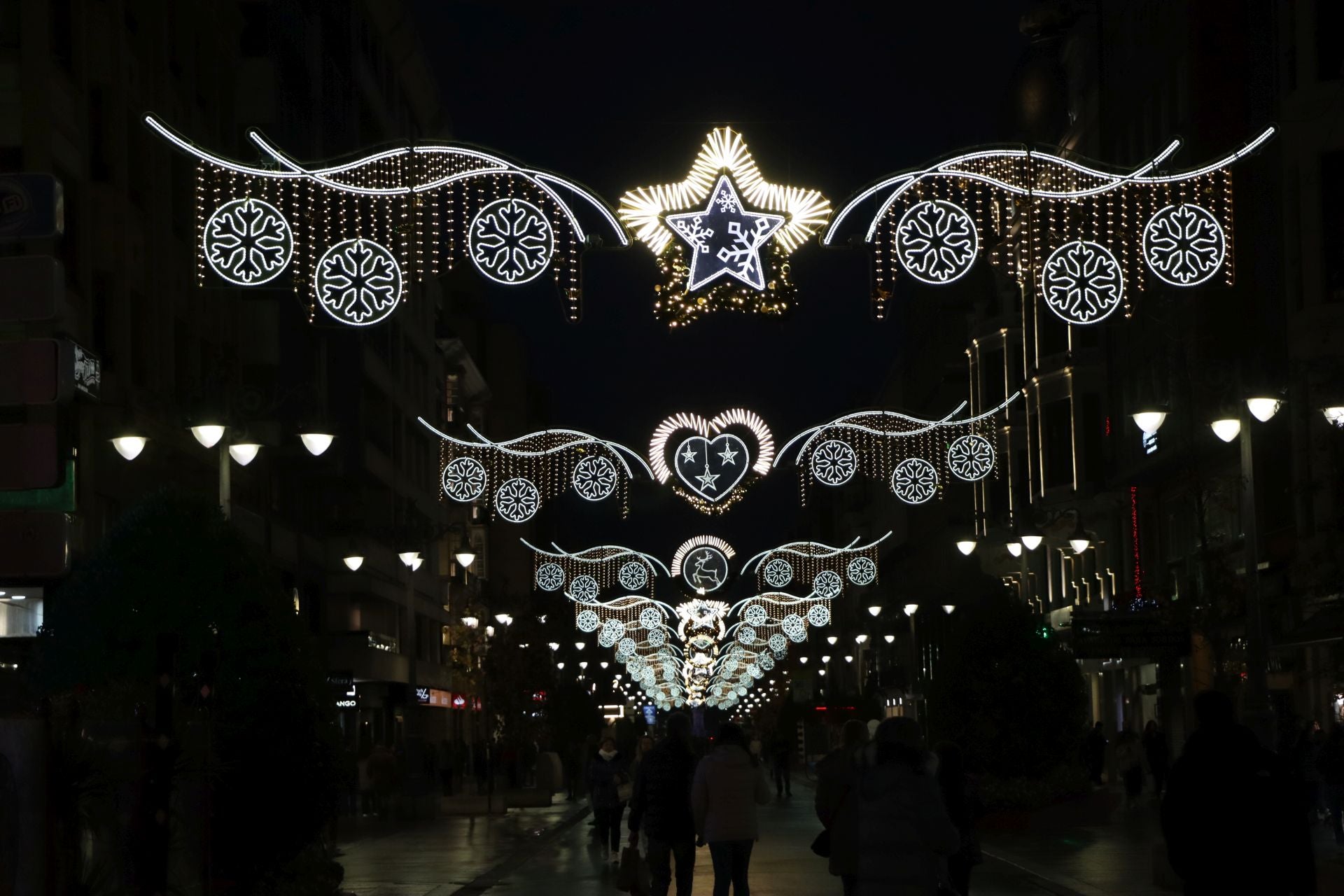 Luces de Ordoño con motivos navideños.