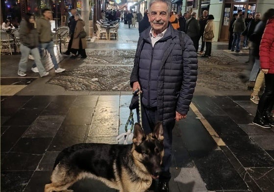 Miguel Ángel Revilla y su perro, Tor, en la calle Acha.