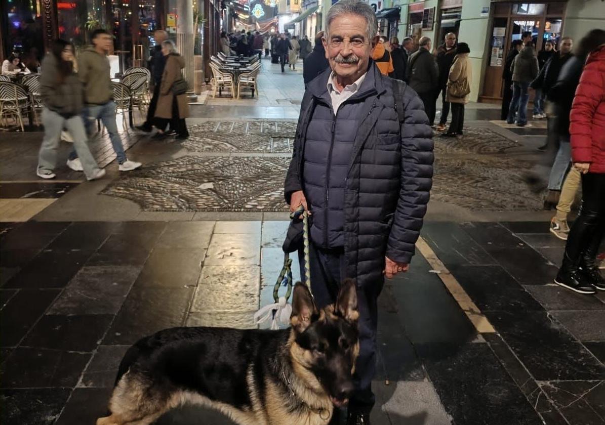 Miguel Ángel Revilla y su perro, Tor, en la calle Acha.