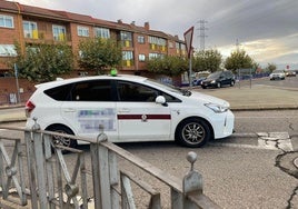 Taxi con licencia de León en la rotonda de Villaobispo.