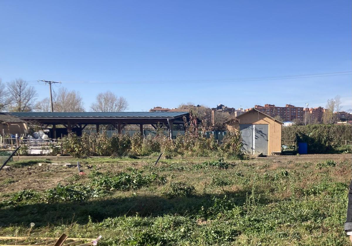 Piden recuperar el centro de reuniones de los huertos de la Candamia que se quemó en enero