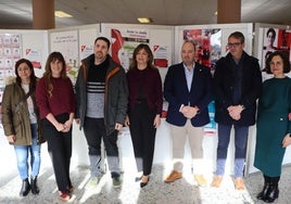 La rectora de la Universidad de León, Nuria González junto al presidente de Cruz Roja en León en la presentación de la exposición 20 años de campañas en Cruz Roja.