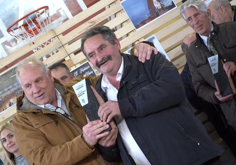 Entrega de los homenajes en la Feria agroalimentaria de Sariegos