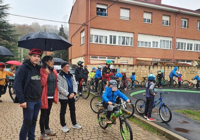 Ciclistas visitan el depump track.