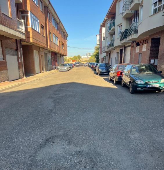 Calle Colón de Villaobispo, una de las incluidas en el plan de asfaltado.