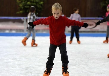 La pista de hielo de León abre con una exhibición de patinadores de alto nivel