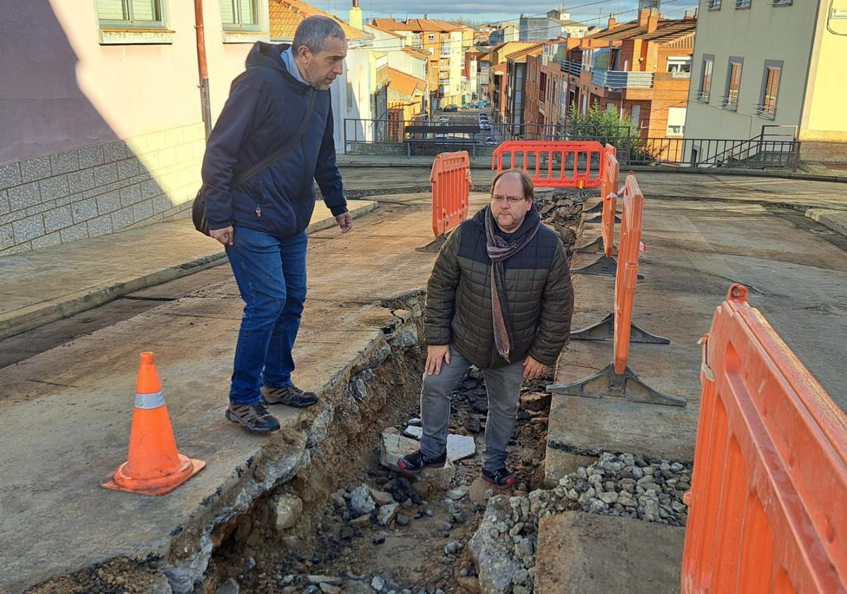 El alcalde de La Bañeza, Javier Carrera, en su visita a estas obras.