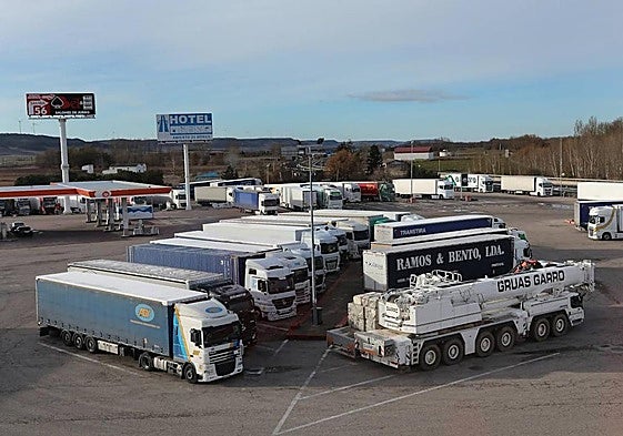 Camiones parados en una estación de servicio.