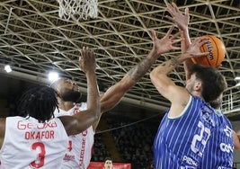 Jordan Kellier y Okafor tratan de taponar un lanzamiento rival.